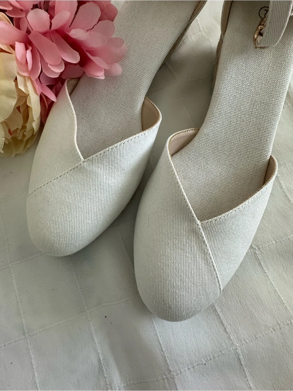 Juliet Holly NWOT Ankle-Strap Espadrille Wedge in White